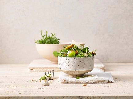 Rucola-Kräuter-Salat mit Artischocken und Parmesanspänen